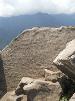 Der Berggipfel von Huaynapicchu, geschnittene
                    Gigasteine vom Steinbruch auf dem Gipfel,
                    Nahaufnahme 02