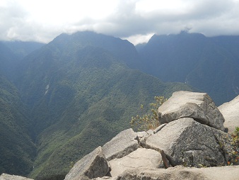 Der Berggipfel von Huaynapicchu, ein Steinbruch
                    mit geschnittenen Gigasteinen auf dem Gipfel, Sicht
                    auf die Berge 01