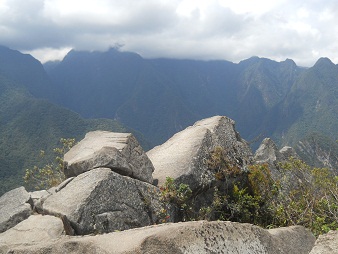 Der Berggipfel von Huaynapicchu, ein Steinbruch mit geschnittenen Gigasteinen auf dem Gipfel, Sicht auf die Berge 02