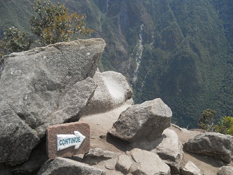 Berggipfel Huaynapicchu, der Rckweg fhrt ber die geschnittenen Gigasteinen des Steinbruchs, der Wegweiser zum Abstieg