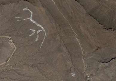 Pferd-Geoglyph, 9,6 Meilen westlich der
                            mexikanischen Stadt Juarez an der Grenze zu
                            den "USA" (Koordinaten: Breite
                            31.662441, Lnge -106.587467)