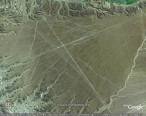 Satellitenfoto mit den Linien von
              Nasca mit dem grossen Linienkreuz. Was ist damit? (Zur
              Orientierung: Die Panamericana ist ganz oben rechts in
              Schwarz zu sehen)