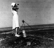 Mara Reiche
              tena medir primero las lneas de la pampa, con foto
              aparato, cinta mtrica, sextante y brjula