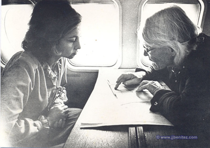 Maria Reiche im
                        November 1978 mit der Knigin Sofia von Spanien