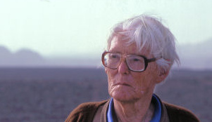 Mara Reiche en el ao 1986 con 83
                aos, retrato con una pampa de desierto al fondo