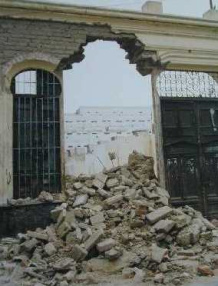 Erdbebenschaden in
                        Nasca 1996 (01): Das gesamte Haus ist ein
                        Lehmziegelhaufen