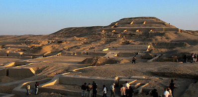 Nasca-Cahuachi, the
                        Great Pyramid with the pilgrim's courts
