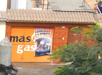 La tienda de "Ms Gas" en Vista
                          Hermosa en feo Trujillo, primer plano