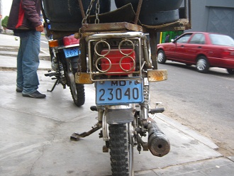 La moto de la tienda "Ms Gas"
                          con la placa 23040, primer plano
