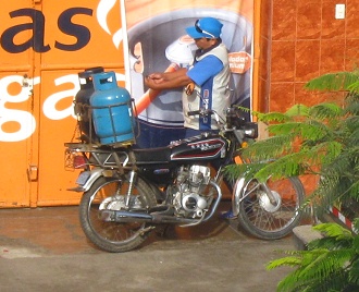 La tienda "Ms Gas" de Vista
                          Hermosa en feo Trujillo con la moto con
                          conductor II, primer plano