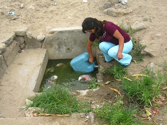 Eine Bewohnerin
                fllt den Bidon mit frischem Wasser, und der Bidon
                selbst ist im total verschmutzten Wasser