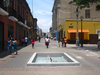 Zentrum von Trujillo mit Fussgngerzone mit
                        beleuchteten Brunnen