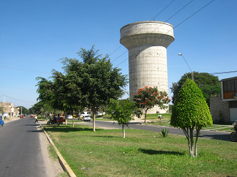 Ica, Cabrera-Allee (avenida Cabrera), ein
                  Wasserturm in einem Park