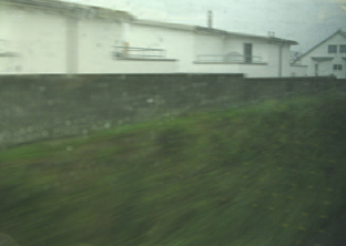 Häuser an der Bahnlinie mit Schallmauer 01