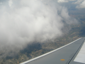 Flug neben Kumuluswolken auf gleicher Höhe