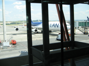 Flughafen von Madrid, der Abflugterminal mit der
            LAN-Maschine nach Lima 02