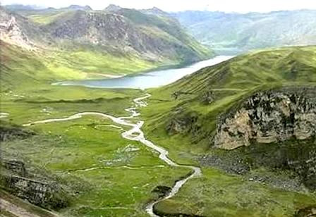 La laguna Lauricocha
                        y la Cordillera Huayhuash