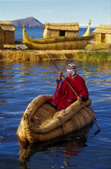 Barcos de caa en las islas Uros
                                  en el lago Titicaca