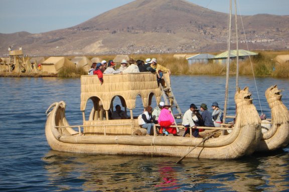 Barco de balsa de caa en el lago
                                  Titicaca