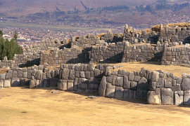 Sacsayhuamn, 3 km. de Cusco,
                                    muros de una ruina de una fortaleza
                                    incaica