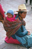 mujer peruana
              andina con nio en una tela