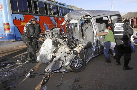 El van destruido entre Cusco y
                Urcos a las 3:50 am con 4 muertos, 18 de noviembre 2011