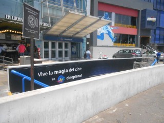 Grsslicher Gutierrez-Kreisel (valo
                            Gutierrez) im grsslichen Miraflores in
                            Lima, das ist die versteckte Treppe zum
                            Migrationsministerium, Rampen gibt es NICHT