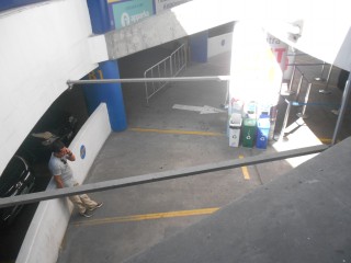 Grsslicher Gutierrez-Kreisel (valo
                            Gutierrez) im grsslichen Miraflores in
                            Lima: Hier arbeitet das
                            Migrationsministerium im Untergrund auf den
                            Parkplatzmarkierungen des Parkhauses 07