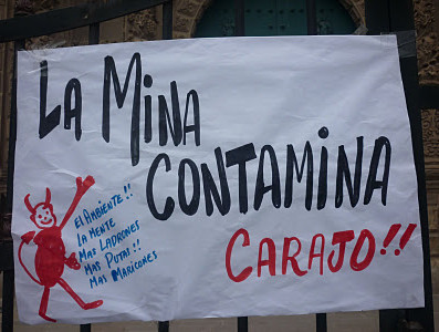 Poster from Cajamarca with
                  the clear indication "This mine is fucken
                  pulluting!!" ("La mina contamina
                  carajo!!") not only indicating the pollution of
                  the environment, but also of the spirit, and thieves
                  will come, whores will come, and the miners will also
                  convert themselves into gays.