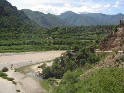 Vista al Ro Pampas (02) con panorama y
                        vista al transcurso vial