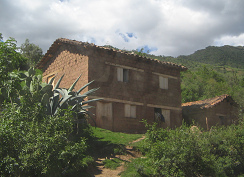 Tejahuasi antes de Chincheros, casa de dos
                        pisos de tejas