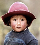 Ein Indigena-Kind mit
                                      gefrorenen Wangen, Sd-Peru [61].
                                      Die Nachkommen der Inkas leben in
                                      Armut, whrend die
                                      peruanisch-"christliche"
                                      Mestizen-Regierung billige
                                      Kartoffeln importiert