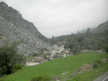 Sicht ins Huaytara-Tal mit dem
                                  Huaytara-Fluss