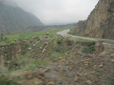 Sicht ins obere Huaytar-Tal mit
                        Strassenverlauf