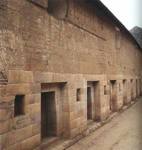 Huaytara: Inkatempel und Kirchenmauer oben
                      drauf