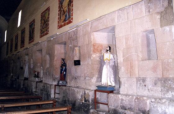 Die Kirchenheiligen
                        wurden in die Eingnge des Inka-Tempels
                        gestellt, die heute nur noch Nischen sind