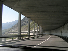 Beispiel einer Lawinengalerie,
                                  Innenansicht, an der Sdseite des
                                  Sankt-Gotthard-Passes in der Schweiz