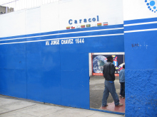 Terminal der Busfirma Caracol an der
                        Avenida Chavez 1644 in Brea in Lima, die
                        Eingangstr mit den Flaggen der
                        sd-"amerikanischen" Lnder, die durch
                        Caracol bedient werden