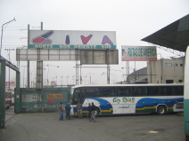 Terminal terrestre Fiori, un carro de Tur
                        Diaz con la ruta a Cajamarca