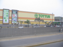 Fahrt auf der Panamericana an der
                        "Mega Plaza" vorbei, Einkaufszentrum
                        "Tottus" (02)