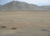 Panamericana Norte en Ancash entre
                        Paramonga y Chimbote, desierto con cerro del
                        desierto (02)