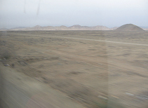 Panamericana Norte en Ancash entre
                        Paramonga y Chimbote, desierto con cerros del
                        desierto, panorama (01)