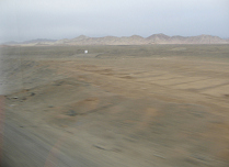 Panamericana Norte en Ancash entre
                        Paramonga y Chimbote, desierto con cerros del
                        desierto, panorama (02)