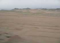 Panamericana Norte en Ancash entre
                        Paramonga y Chimbote, desierto con cerros del
                        desierto, panorama (03)