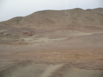 Panamericana Norte en Ancash entre
                        Paramonga y Chimbote, desierto con cerros del
                        desierto, panorama (04)