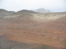 Panamericana Norte en Ancash entre
                        Paramonga y Chimbote, desierto rojo con cerros
                        del desierto