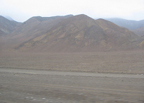 Panamericana Norte en Ancash entre
                        Paramonga y Chimbote, desierto con cerros del
                        desierto (04)