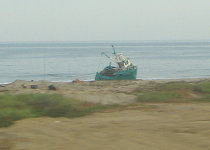Panamericana in Nord-Peru zwischen Mancora und Tumbes,
            ein Fischerboot am Strand