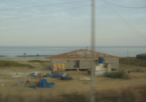 Panamericana in Nord-Peru zwischen Mancora
                        und Tumbes, Strandhaus im Bau