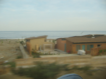 Panamericana in Nord-Peru zwischen Mancora
                        und Tumbes, Strandsiedlung